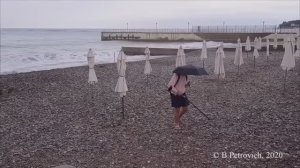 Поиск с металлоискателем на пляже после шторма. Дивноморское