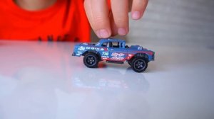 Марк находит машинки на веселой крытой игровой площадке для детей и всей семьи