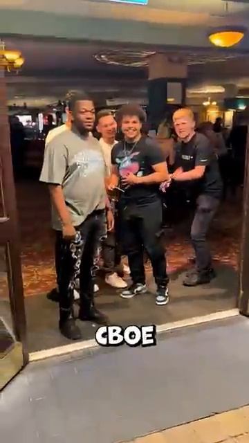 Подозрительный охранник смотреть онлайн