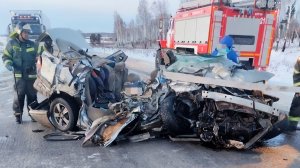 Грузовик врезался и буквально смял легковой автомобиль на автодороге «Сибирь» в Иркутской области