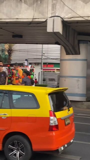 Как Таиланд в апреле празднует Новый год смотреть онлайн