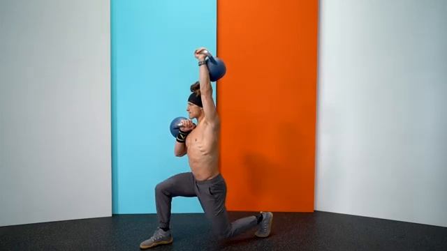 Приседания в ножницы с гирями со смешанным удержанием/KB Mixed Rack Overhead Split Squat смотреть онлайн