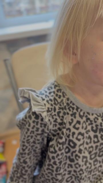 Делаем светящиеся в темноте веснушки с детьми