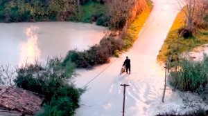 Женщину унесло течением реки в Албании во время наводнения