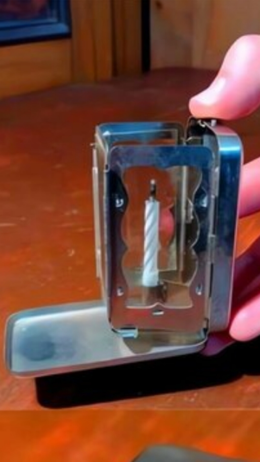 Складной карманный фонарь со свечой конца XIX века 23.11.2025 смотреть онлайн