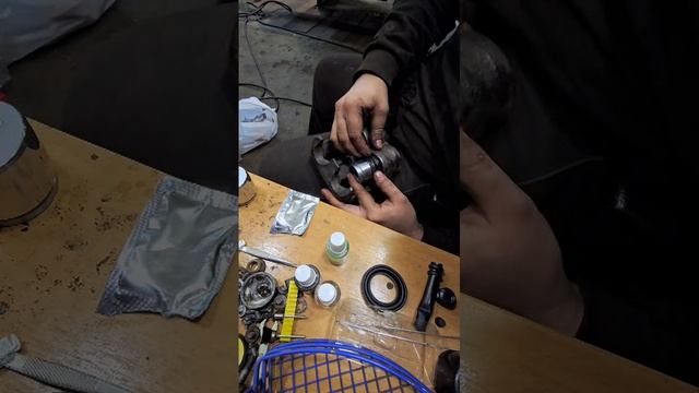 Как вставлять поршни в передние тормозные суппорта паджеро 3 и 4? Ответ в видео смотреть онлайн