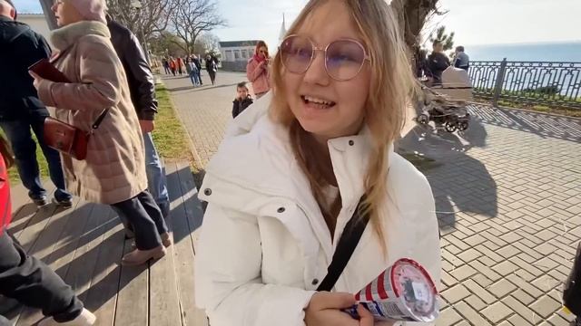 ВЛОГ Наш ВЫХОДНОЙ с Алисой ! Хорошая погода и много людей в центре Анапы ! смотреть онлайн