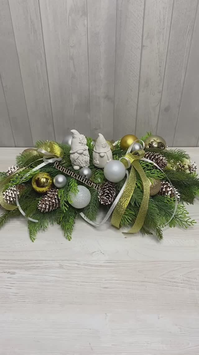 Новогодняя композиция из искусственной ели и с гномами смотреть онлайн