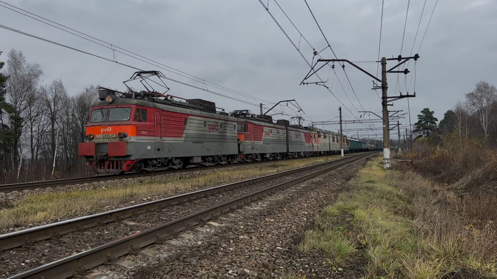 «Оба 314А!» Электровоз ВЛ11-076/314А с перегоняемым ВЛ80С-277/314А и грузовым поездом на перегоне смотреть онлайн