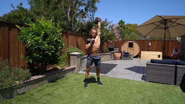 Рывок гири с возвратом на грудь чередуя руки/Alternaiting Kettlebell Half Snatch смотреть онлайн