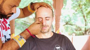 ASMR Massage ｜ Indian Head Massage with EYELID Treatment by a Reiki Master (1)