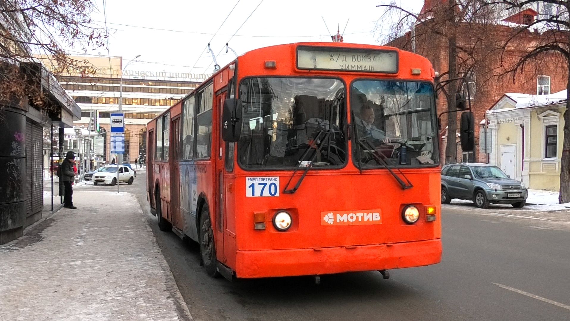 Троллейбус Екатеринбурга ЗиУ-682Г [Г00] №170 маршрут 1 на остановке "Гостиница Центральная" смотреть онлайн