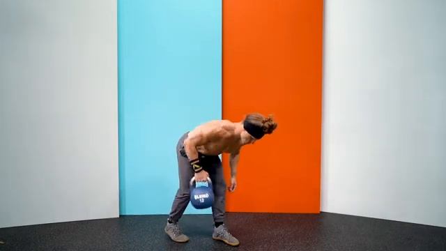 Румынская тяга с тягой гири к боку в сплит позиции/Split Stance KB RDL Row side смотреть онлайн