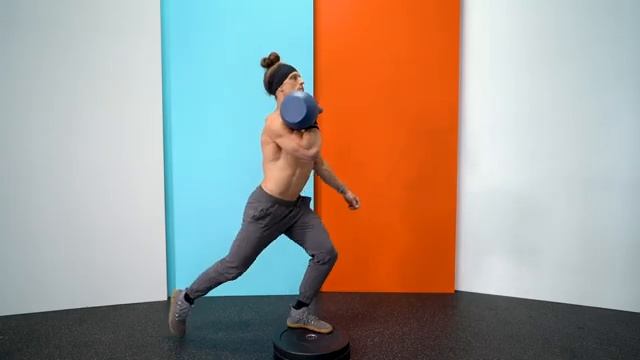Обратные выпады с диска, с гирей в 1 руке перед грудью/Single Arm Rack Drop Lunge смотреть онлайн