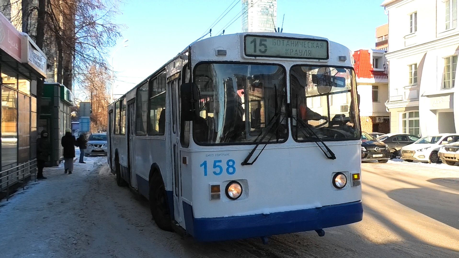 Троллейбус Екатеринбурга ЗиУ-682Г [Г00] борт.№158 маршрут 15 на остановке "Федерация профсоюзов" смотреть онлайн