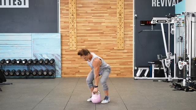 Взятие гири с ротационным жимом чередуя руки/Alternating Kettlebell Clean to Rotational Press смотреть онлайн