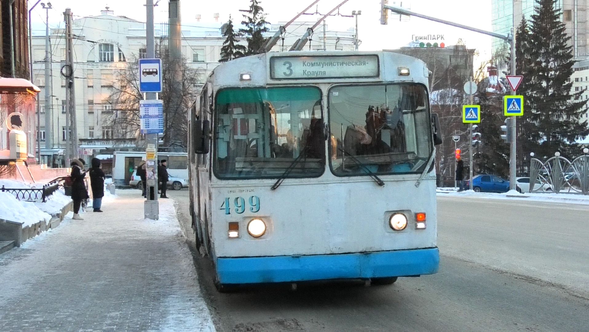 Троллейбус Екатеринбурга ЗиУ-682В-012 [В0А] №499 маршрут №3 на остановке "Гостиница Центральная" смотреть онлайн