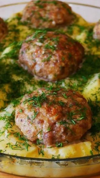 СУП С ФРИКАДЕЛЬКАМИ ,КОТЛЕТЫ С КАРТОФЕЛЕМ ОТВАРНЫМ,КАПУСТА КВАШЕНАЯ С ГОРОШКОМ И ЗЕЛЕНЬЮ