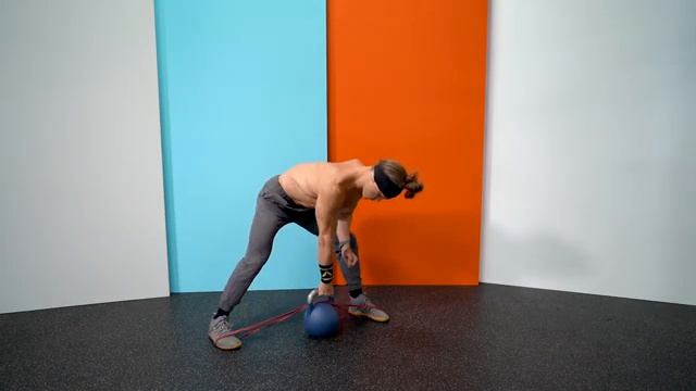 Тяга гири к боку с резиной/Banded KB Chainsaw Row смотреть онлайн