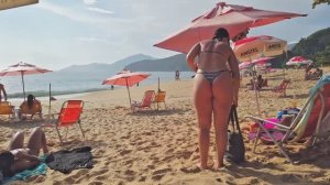 Вайб бразильского пляжа: красота движения красивых женщин в бикини  и стиль в бикини