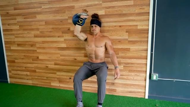 Жим гири 1 рукой в "Стульчике" у стены/Wall Sit Single Arm KB Press смотреть онлайн