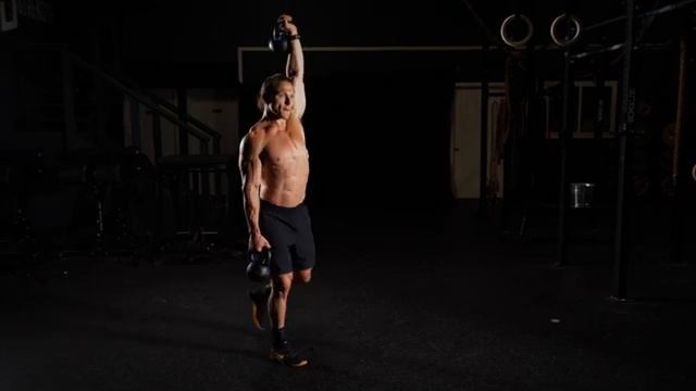 Обратные выпады с диагональным удержанием гирь/Kettlebell Cross Body Reverse Lunge смотреть онлайн