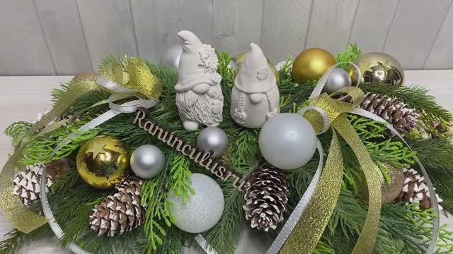 Новогодняя композиция из искусственной ели и с гномами смотреть онлайн