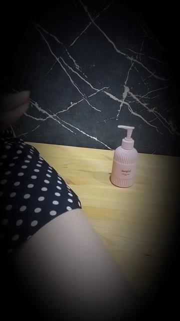 Мне настолько нравится аромат этого крема, что я не могу удержаться наносить его постоянно, везде...