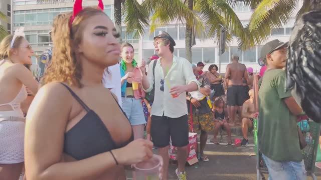Карнавал ! Красивые девушки оголяются , микробикини и открытая одежда- дресс код мероприятия смотреть онлайн