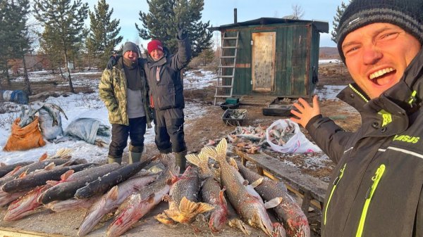 ЭТО КАКОЕ-ТО КОСЕВО, А НЕ РЫБАЛКА! ЩУКА СОШЛА С УМА! Первый лёд часть 3