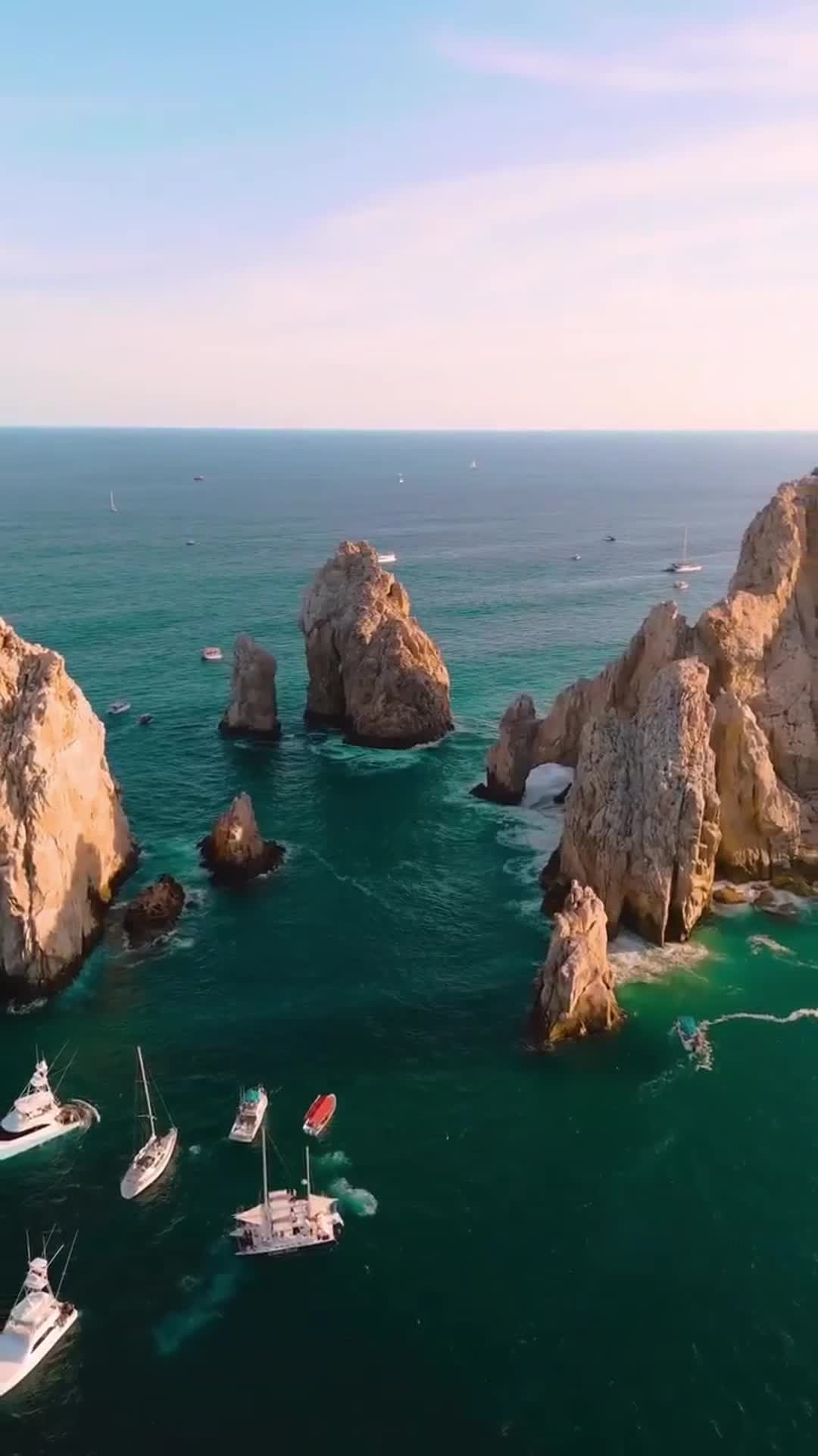 На южном побережье Мексики расположен курорт Кабо-Сан-Лукас, который является одним из самых южны... смотреть онлайн