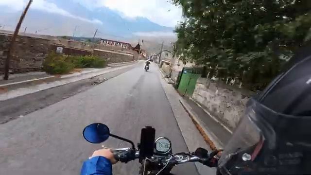 Падение Димона в Казбеги. Чистый звук Выхлопа. Путешествие на Royal Enfield Bear 650. Часть 2. смотреть онлайн