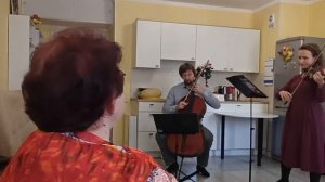 ,,музыка вашему дому" с концертом в гостях у пожилой пары пенсионеров.