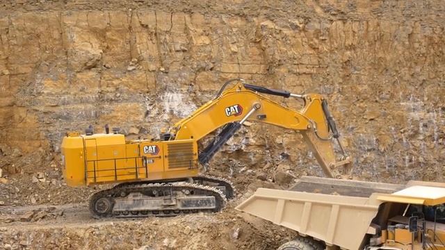 Мощный 140-тонный экскаватор Cat 6015 в работе на карьере по добыче известняка. смотреть онлайн