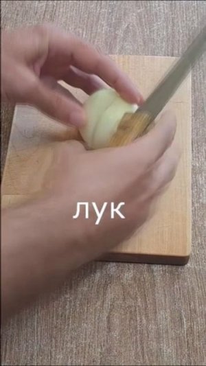 Беру селедку и заливаю кефиром: гости даже соус вымакивали, а селедку с луком съели