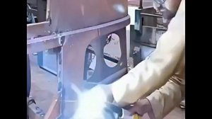 Пакистанские ребята из груды металлолома собирают грузовой транспорт