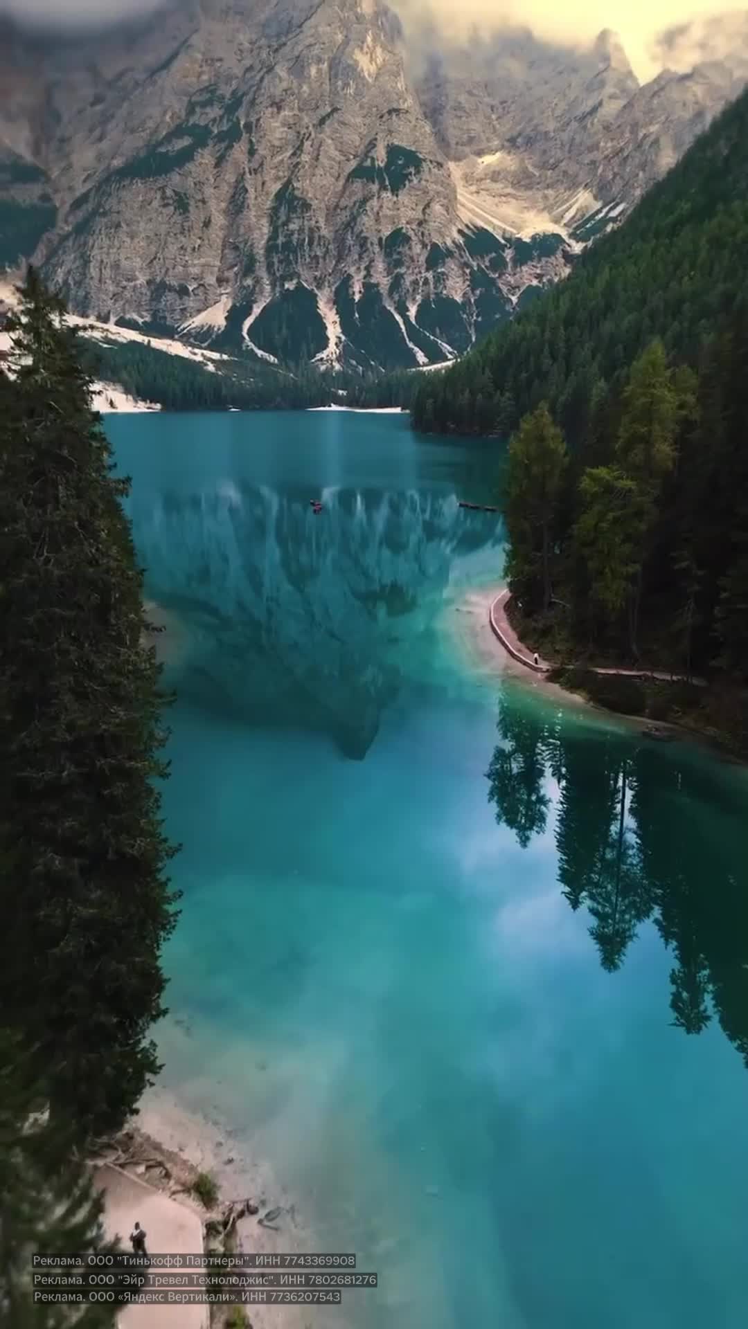 На высоте 1496 метров в Южном Тироле находится озеро Брайес, которое славится своими потрясающими... смотреть онлайн