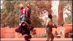 Улётный танец африканского парня. Вытворяет ногами немыслимое! [UuIZmr3GL6s]