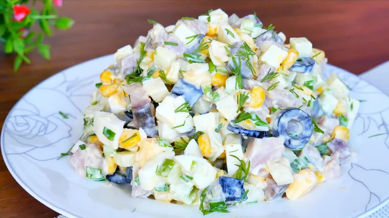 До чего же он ВКУСНЫЙ! Салат на новый год. Его ОБОЖАЮТ ВСЕ! Обалденно вкусный салат. Салат с рыбой смотреть онлайн