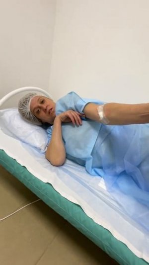 Только мне разрешили зайти к маме.