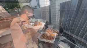 ВЛОГ Зрители ставят меня в НЕЛОВКОЕ ПОЛОЖЕНИЕ‼️К нам приехали гости / жарим шашлычок на мангале !