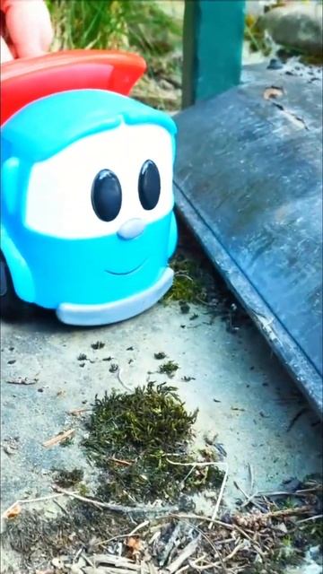 Грузовичок Лева расчищает дорогу! #игрушки #машинкидлядетей #toys смотреть онлайн