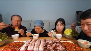 🔥🍲 Мукбанг и Mukbang : КОРЕЙСКАЯ СЕМЬЯ и ОСТРОЕ КИМЧИ С УСТРИЦАМИ! 🦪 Идеально с рисом, свининой