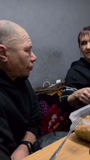 ЗАВИДУЙТЕ МОЛЧА! МОНГОЛ И ВАЛЮША ВКУСНО ОБЕДАЮТ!