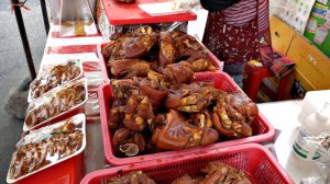 Корейские тушеные свиные ножки / Корейская уличная еда