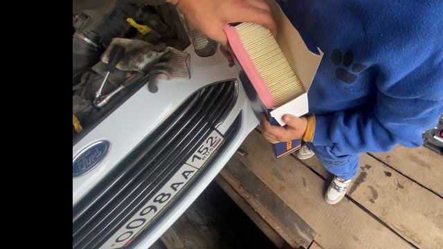 Замена воздушного фильтра на Ford Fiesta Mk6 Sedan