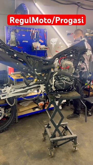 Собираем уже забронированные мотики и на доставку #regulmoto #progasi #эндуро смотреть онлайн