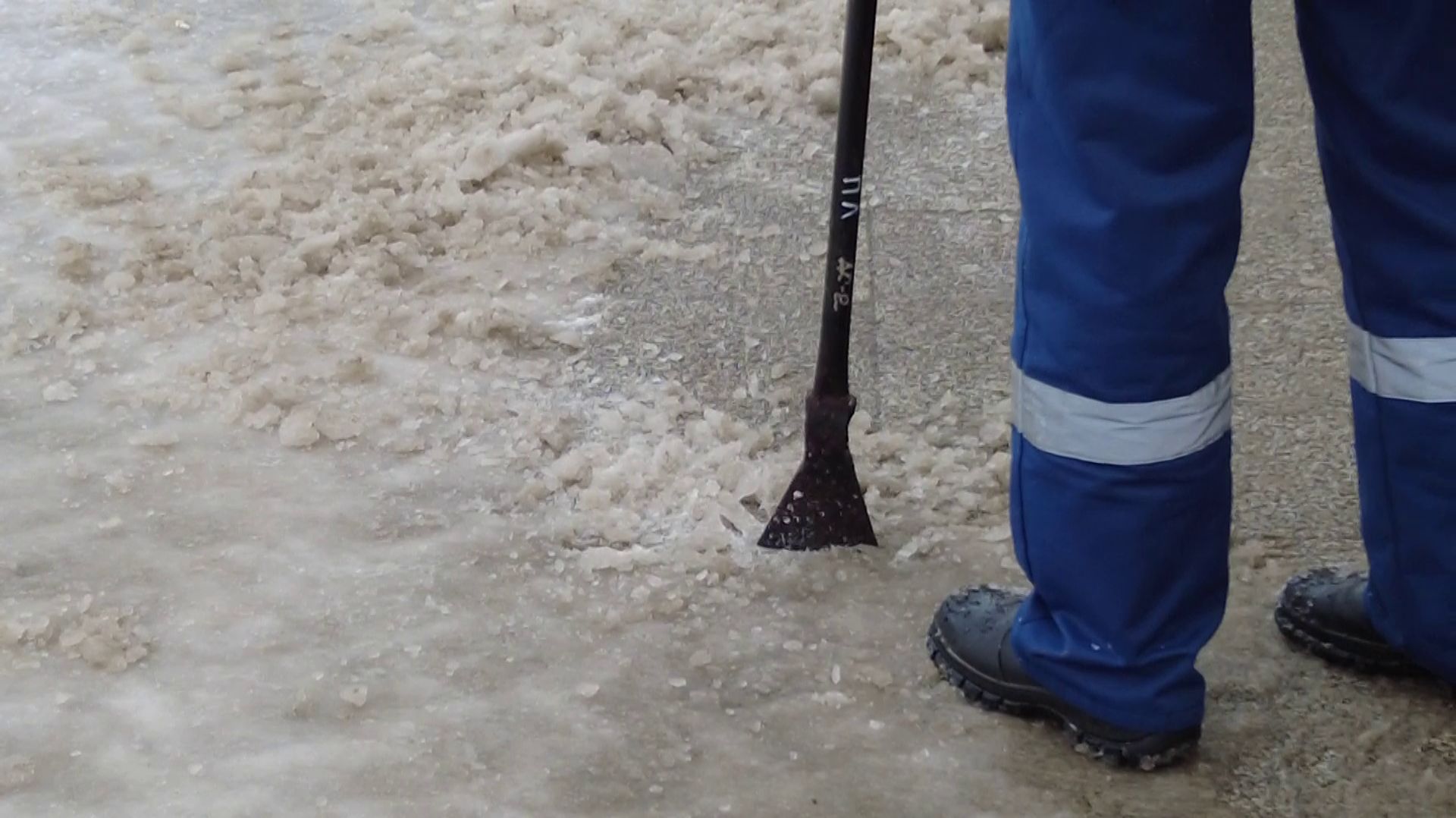 Новосибирск в авральном режиме борется со снегом и гололедицей смотреть онлайн