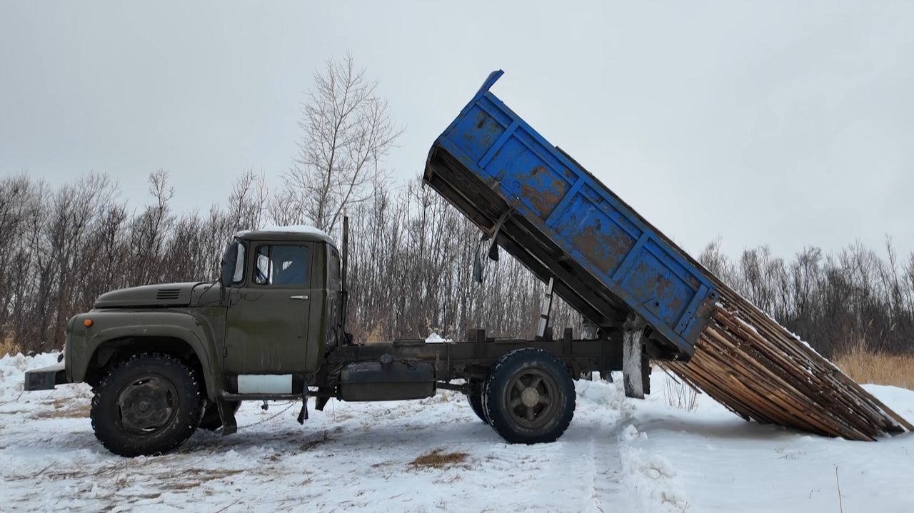Первый по зимнику! Везу материалы для ледовой переправы! К-700 сломался, на расчистке дороги! смотреть онлайн