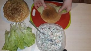 БЛИНЫ С КРАСНОЙ РЫБОЙ, ОГУРЦОМ И ТВОРОЖНЫМ СЫРОМ